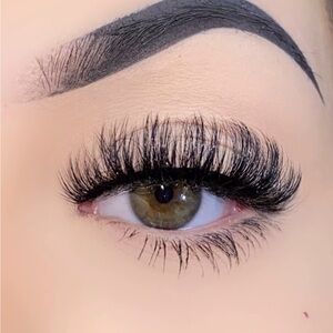 Voluminous Black False Eyelashes